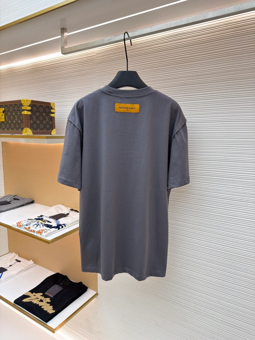 LOUIS VUITTON Concave embossed round neck short sleeves ●Original version: Purchased and developed in 5010 ●Item number: 1681360-A00 ●Fabric: plain knitted fabric ●Technology: embossed embossed production ●Color: gray ●Version: fitted version ●Weight: about 205 grams ●Size: High-count combed cotton yarn eliminates most of the short hairiness through compact spinning process, making the yarn smoother and stronger. The woven fabric structure is extremely dense, flat and soft, with excellent anti-pilling ability and durability, while retaining the natural advantages of pure cotton, which is breathable and skin-friendly. The neckline is made of 32S 1x1 rib with a weight of 300g. The finer yarn count creates a more delicate and tight thread, which provides better elasticity and deformation resistance than ordinary ribs, ensuring that the neckline can still remain stiff after being put on and taken off many times. It contains an innovative process of silicone lining. The concave and convex embossing process is heated and shaped by the upper and lower dies. The rollers press the fabric at a certain temperature, and the three-dimensional hierarchical convex surface is produced through mechanical embossing. This makes the embroidered patterns not only three-dimensional and full, but also uniquely soft and elastic to the touch, which is completely different from traditional stiff embroidery. The support of silicone also ensures that the pattern is not prone to wrinkles and deformation after washing, achieving a combination of visual novelty and process durability. The overall wiring is straight and delicate, the fabric is comfortable and soft, and the color is consistent without color difference. It can be matched with the same style to create a fashionable look and control various occasions. Customized accessories, complete with three standards, same style for men and women!